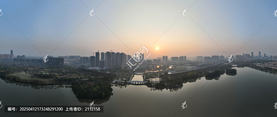 顺峰山公园桂畔湖水上立交春色日出全景