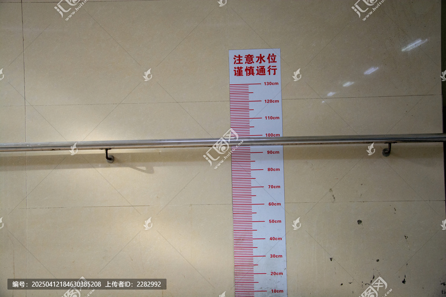 城市地下通道中的水位尺