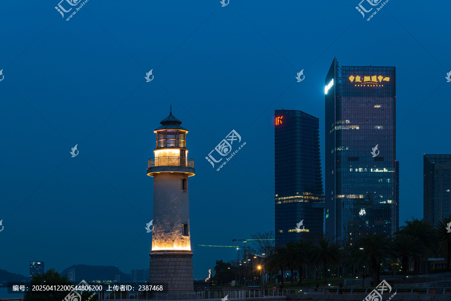 南沙灵山岛灯塔与地标建筑夜景