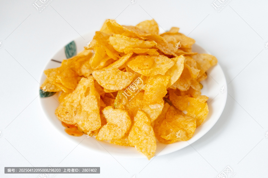 一盘白色彩绘碟子里装着一堆膨化薯片零食