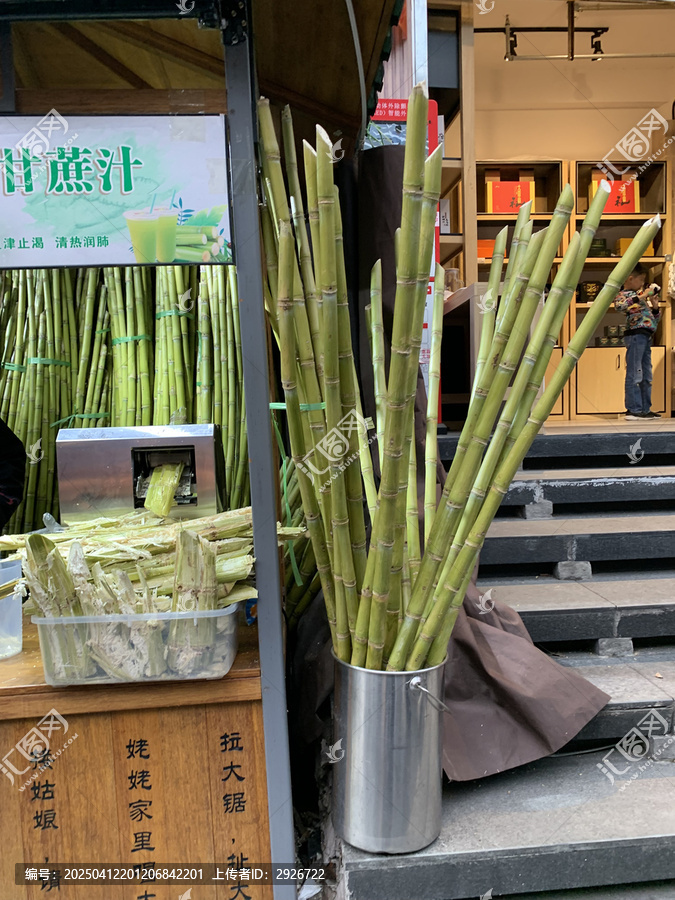 甘蔗汁摊位鲜榨解渴小商贩