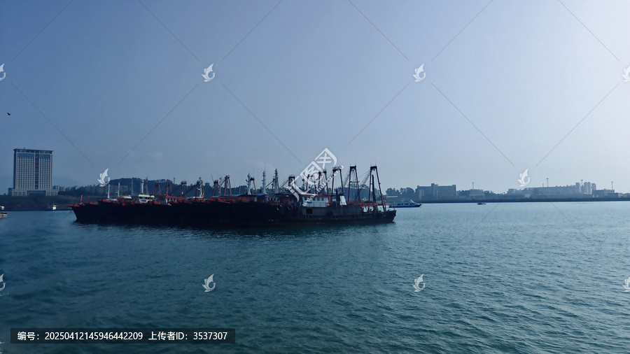 海上的渔船