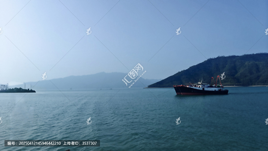 海上的渔船