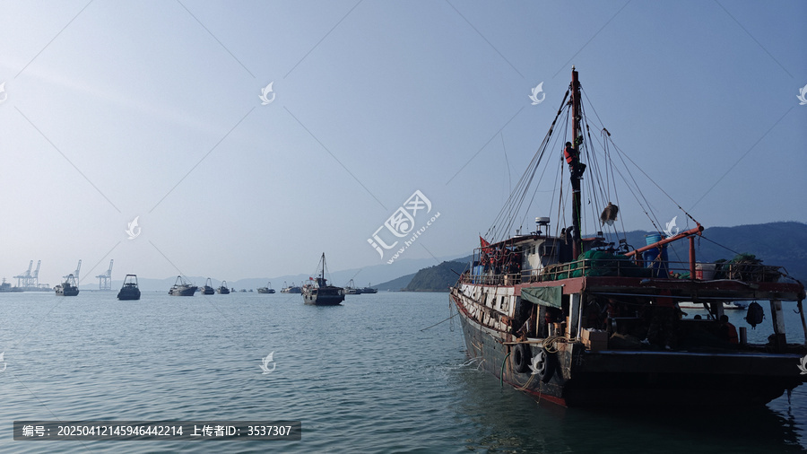 出海捕捞的渔船