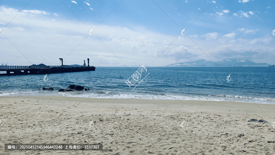 海边沙滩栈桥