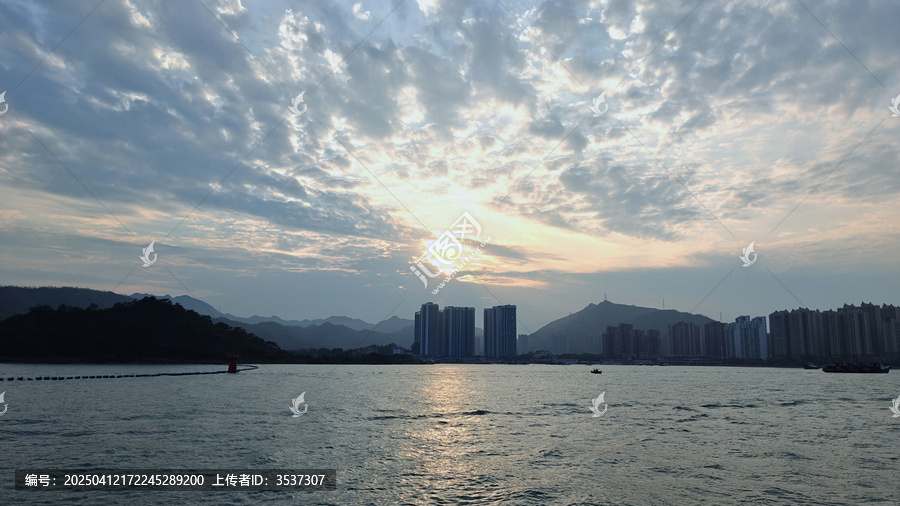 夕阳下的海面