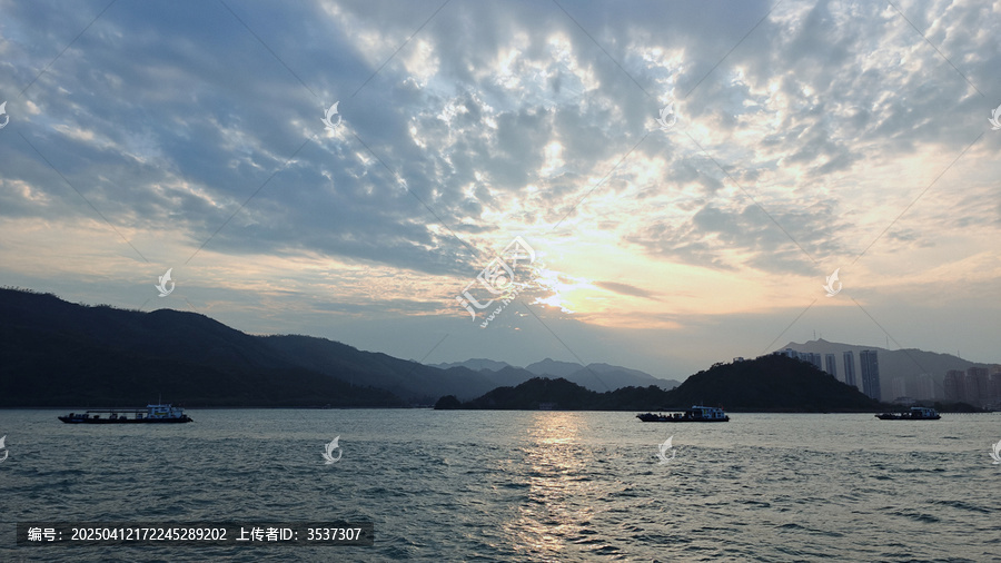 夕阳下的海面