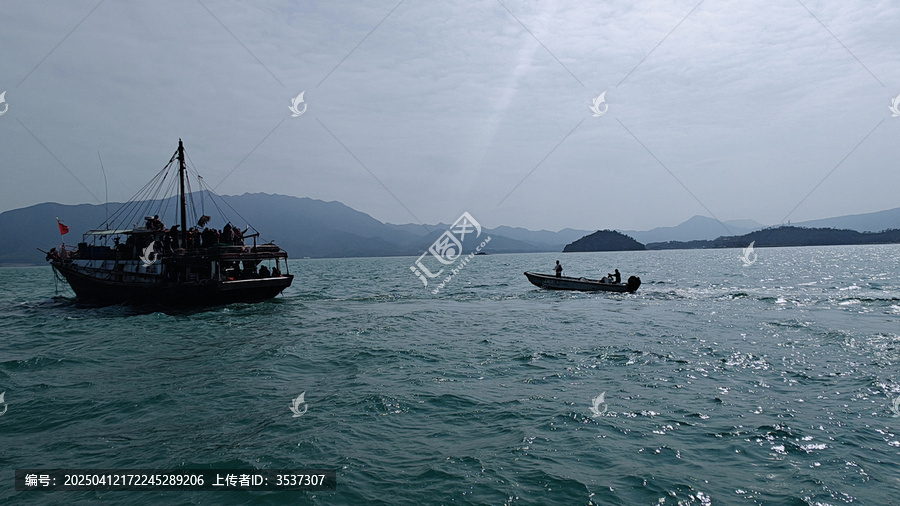 海上的渔船
