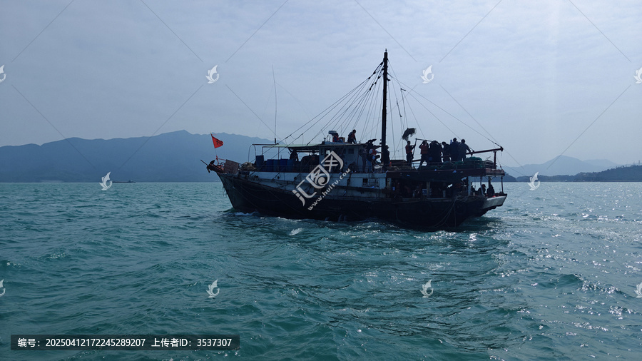 海上的渔船渔民