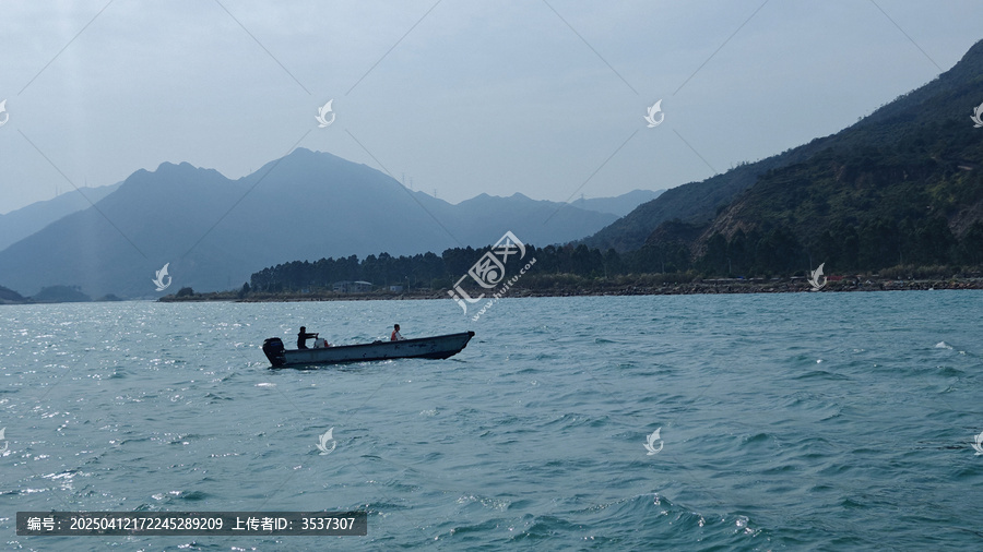 海面上的小船