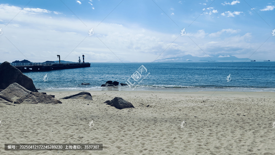 海边沙滩栈桥