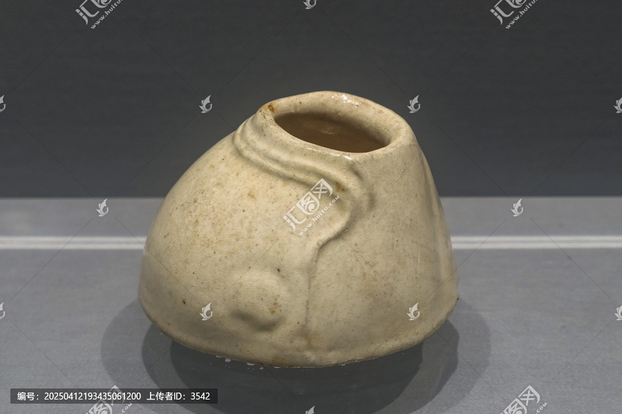 漳州窑米色白釉鱼头形瓷洗