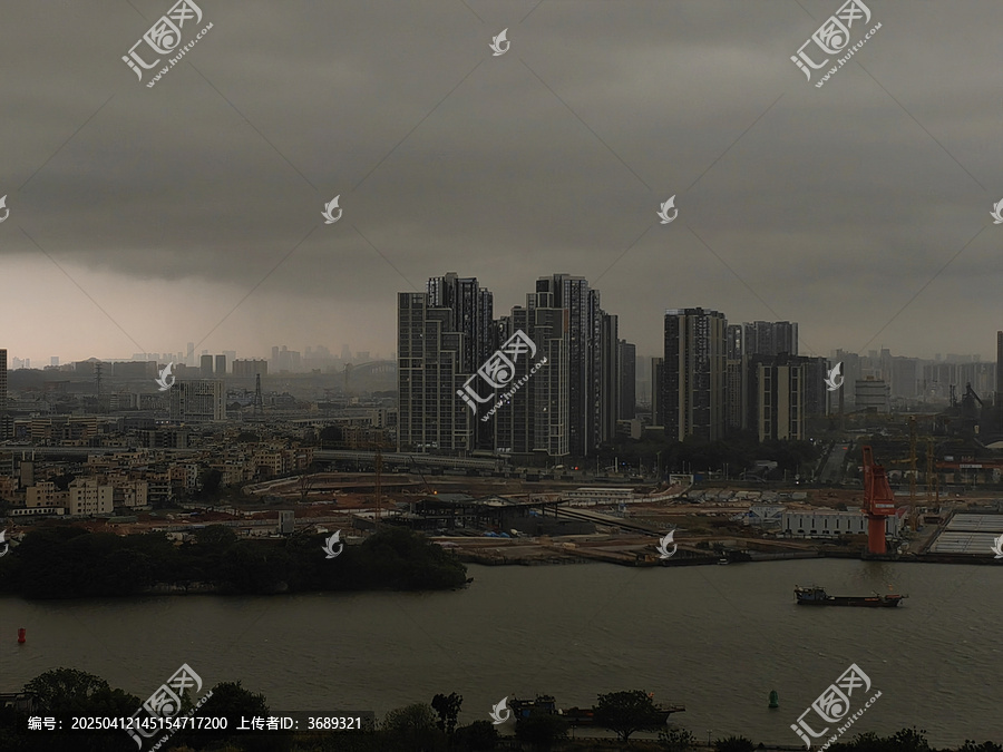 广州强飑线暴雨天