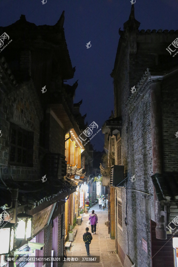 夜晚凤凰古城中的一条小巷