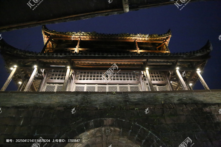 夜色中的凤凰古城城门和城楼