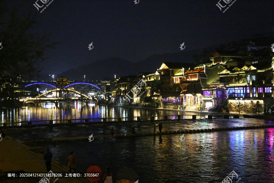 凤凰古城沱江两岸的夜景