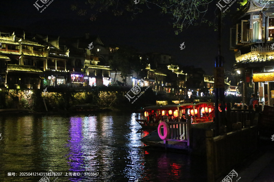 凤凰古城沱江两岸的夜景