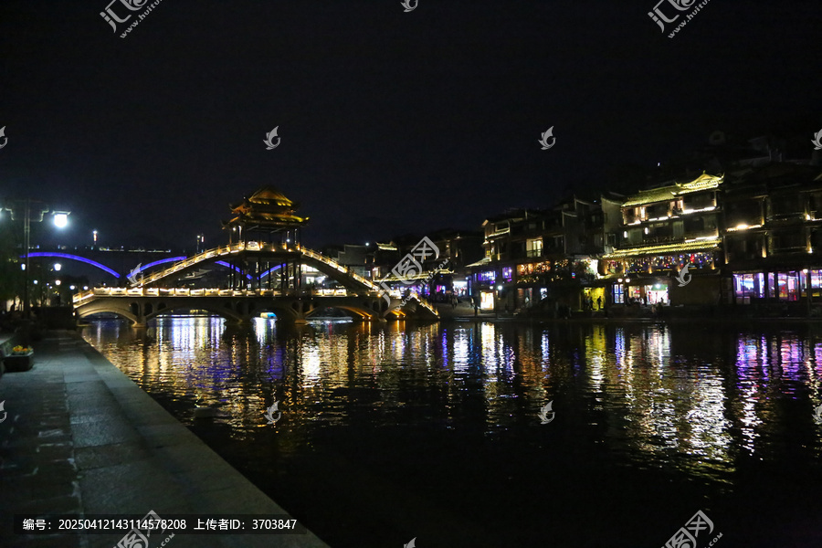 凤凰古城沱江两岸的夜景