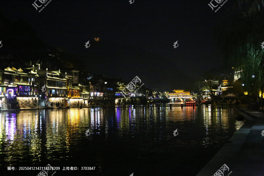 凤凰古城沱江两岸的夜景