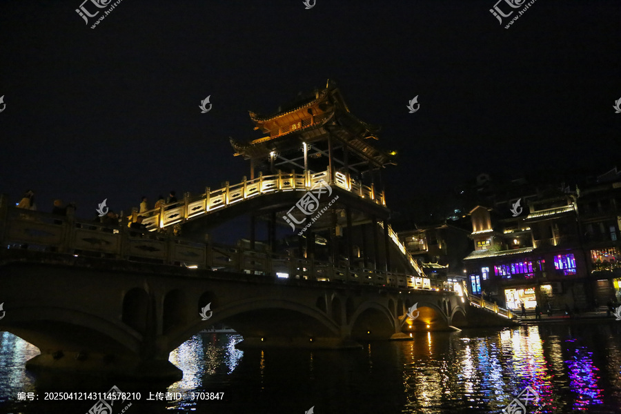 凤凰古城沱江两岸的夜景