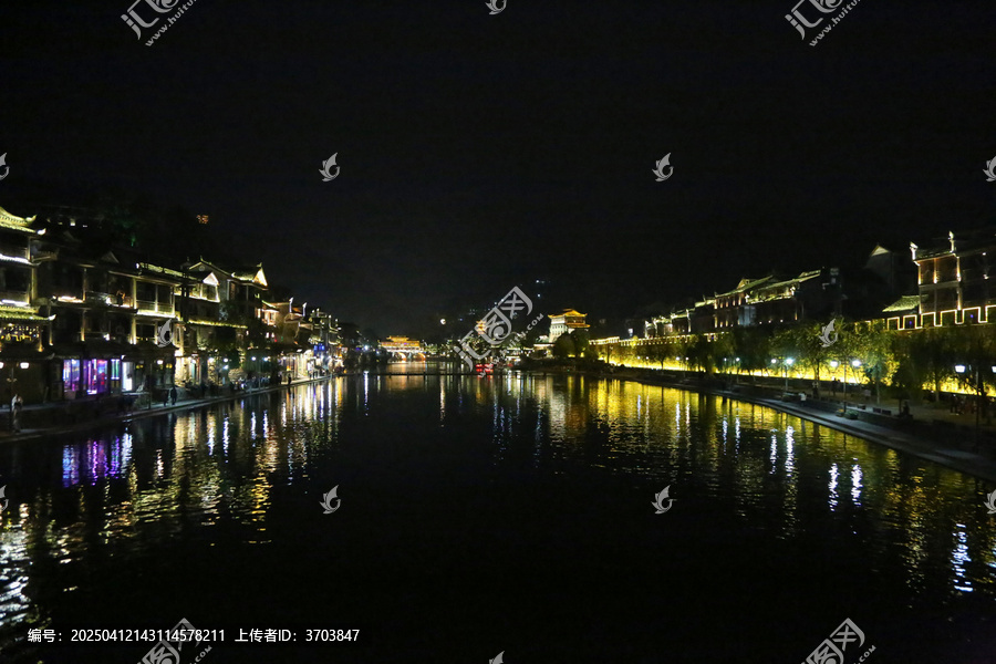 凤凰古城沱江两岸的夜景