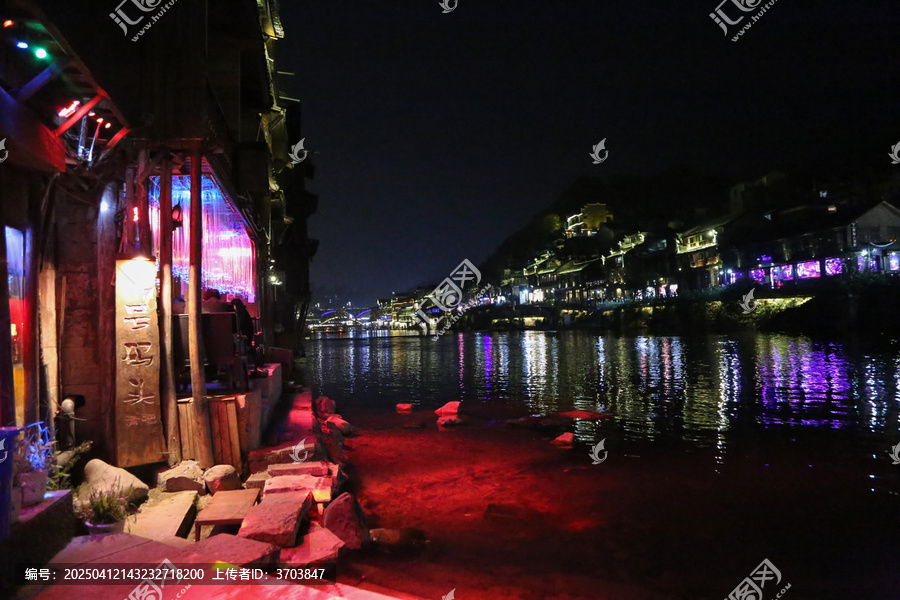 凤凰古城沱江两岸的夜景