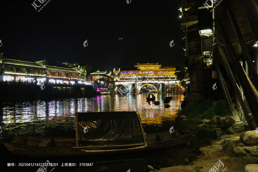 凤凰古城沱江两岸的夜景