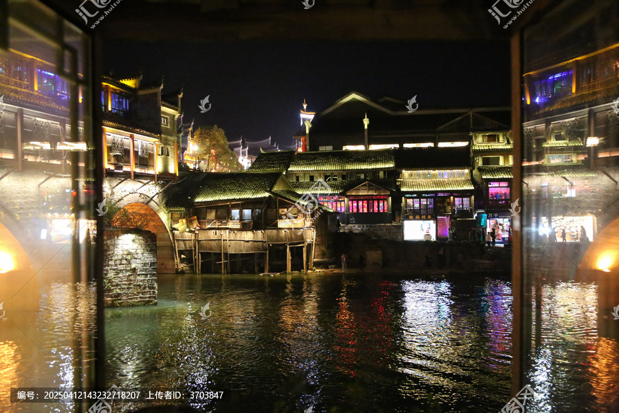 凤凰古城沱江两岸的夜景