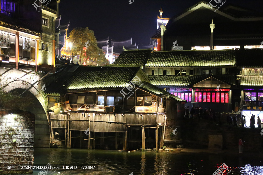 凤凰古城沱江两岸的夜景