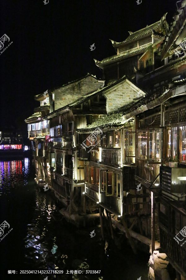 凤凰古城沱江两岸的夜景