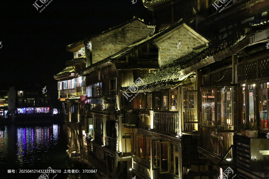 凤凰古城沱江两岸的夜景