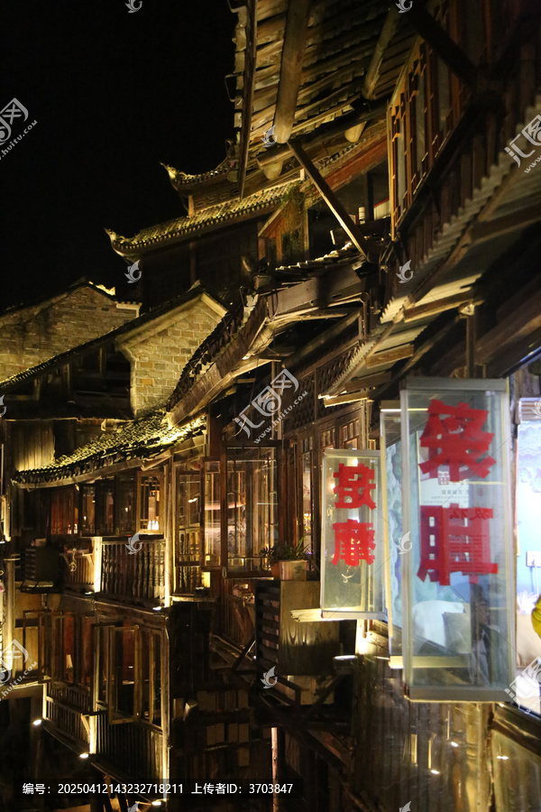 凤凰古城沱江两岸的夜景