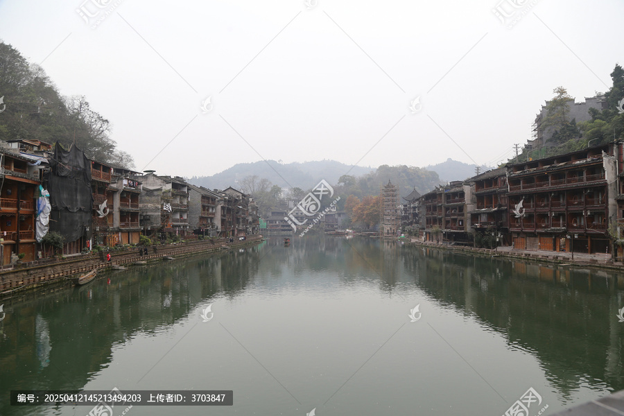 凤凰古城沱江两岸的景色