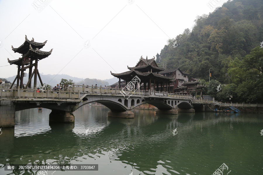 凤凰古城沱江上的桥和两岸景色