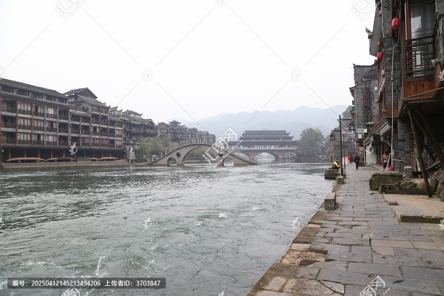 凤凰古城沱江上的桥和两岸景色
