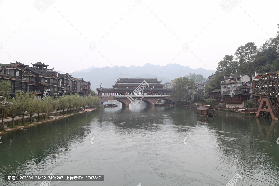 凤凰古城沱江上的桥和两岸景色
