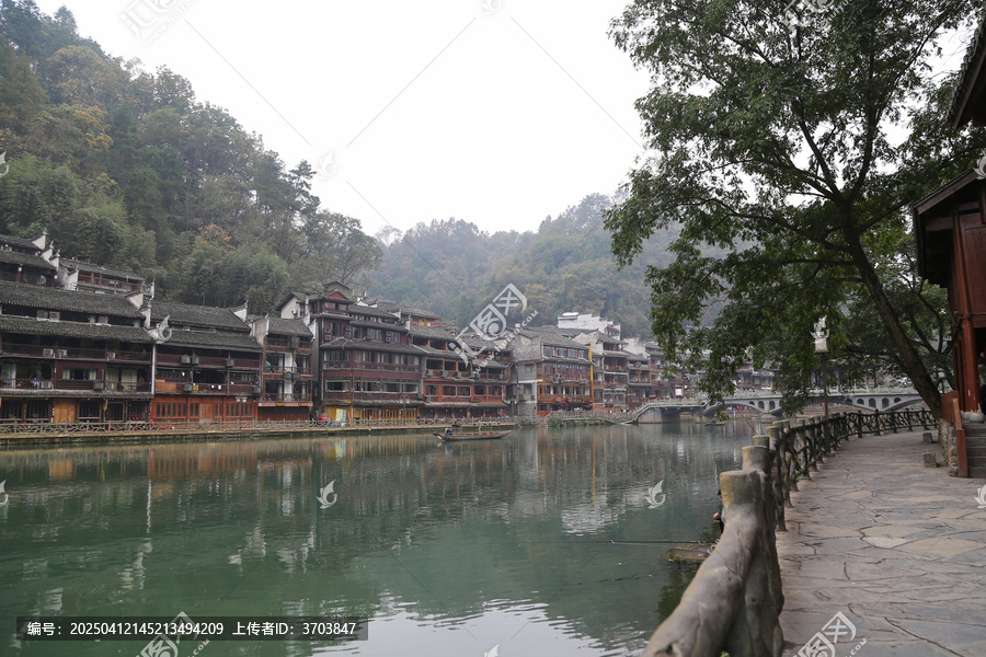 凤凰古城沱江上的桥和两岸景色