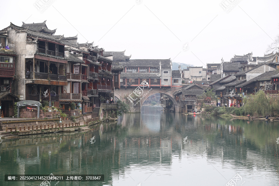 凤凰古城沱江上的桥和两岸景色