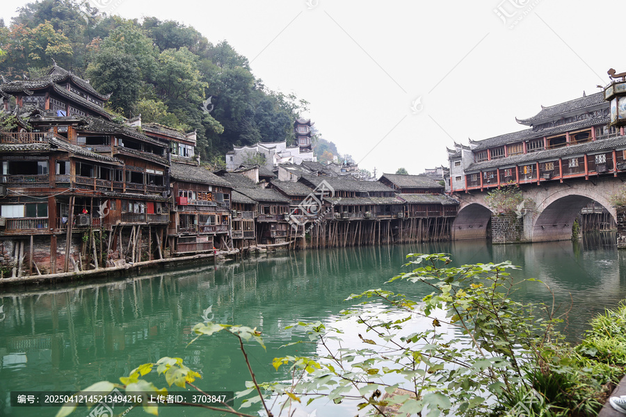 凤凰古城沱江上的桥和两岸景色