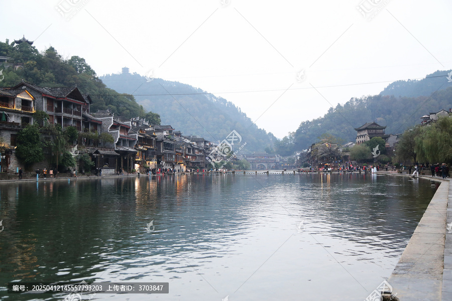 凤凰古城沱江两岸的景色