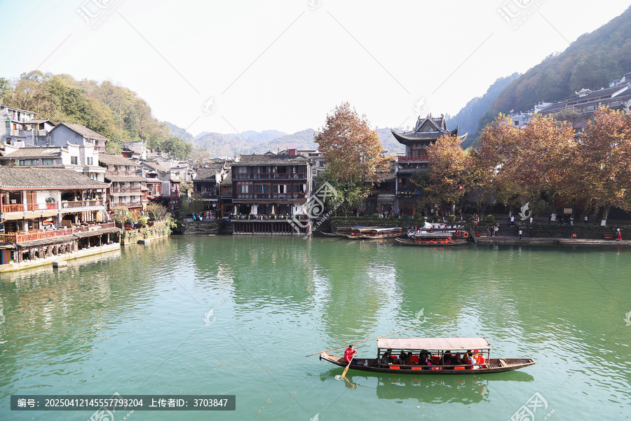 凤凰古城沱江两岸的景色