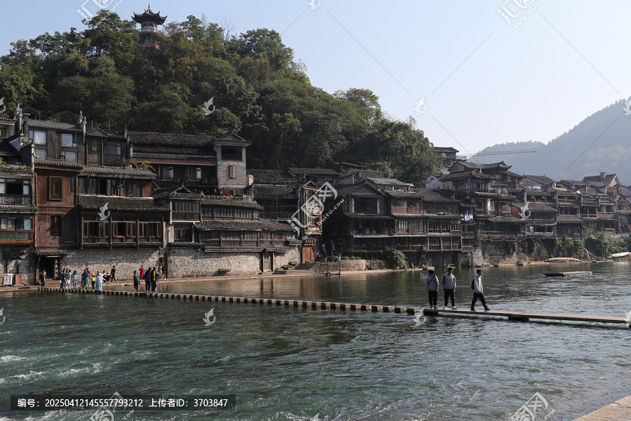 凤凰古城沱江上的桥和两岸景色