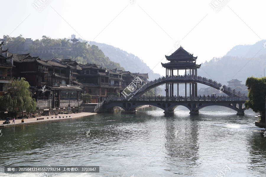 凤凰古城沱江上的桥和两岸景色