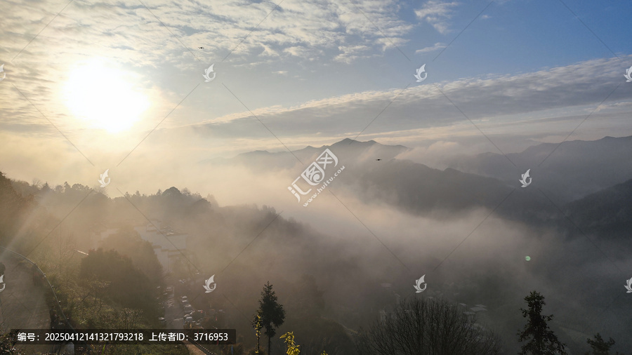 日出伴着晨雾的皖南