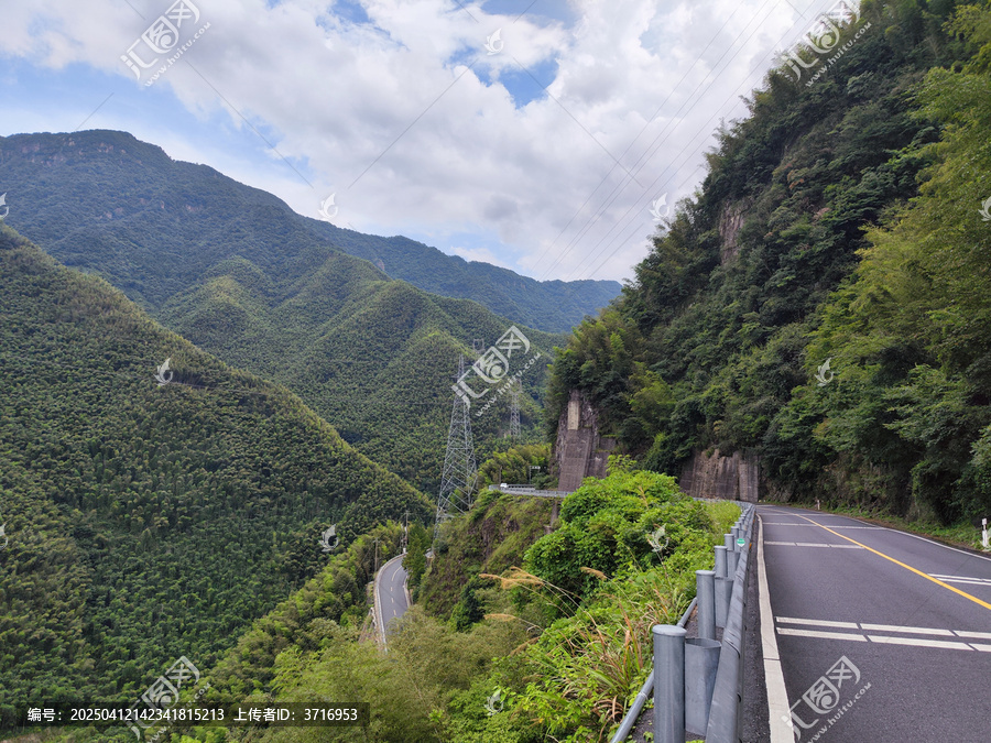 天荒坪的崎岖山路