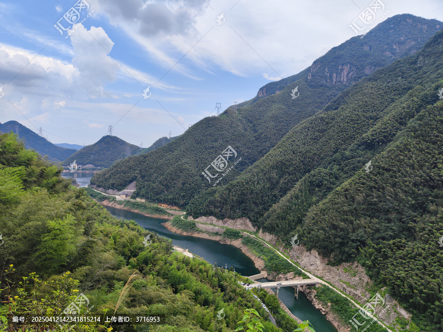 天荒坪半山腰的景色