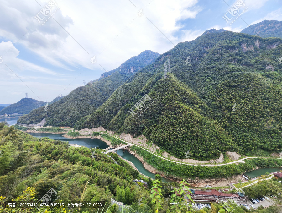 溪水穿过山间