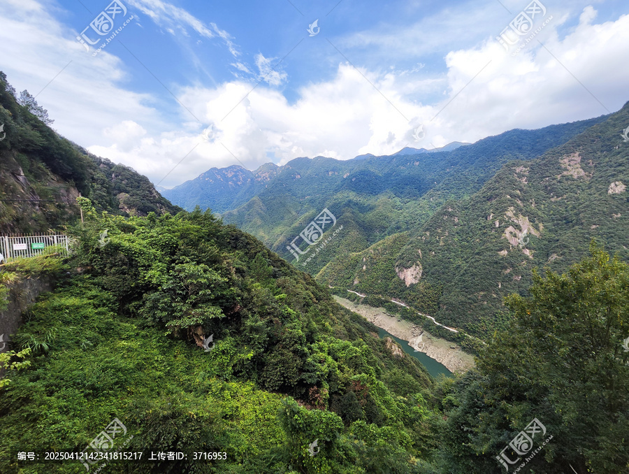 安吉天荒坪的山丘河流