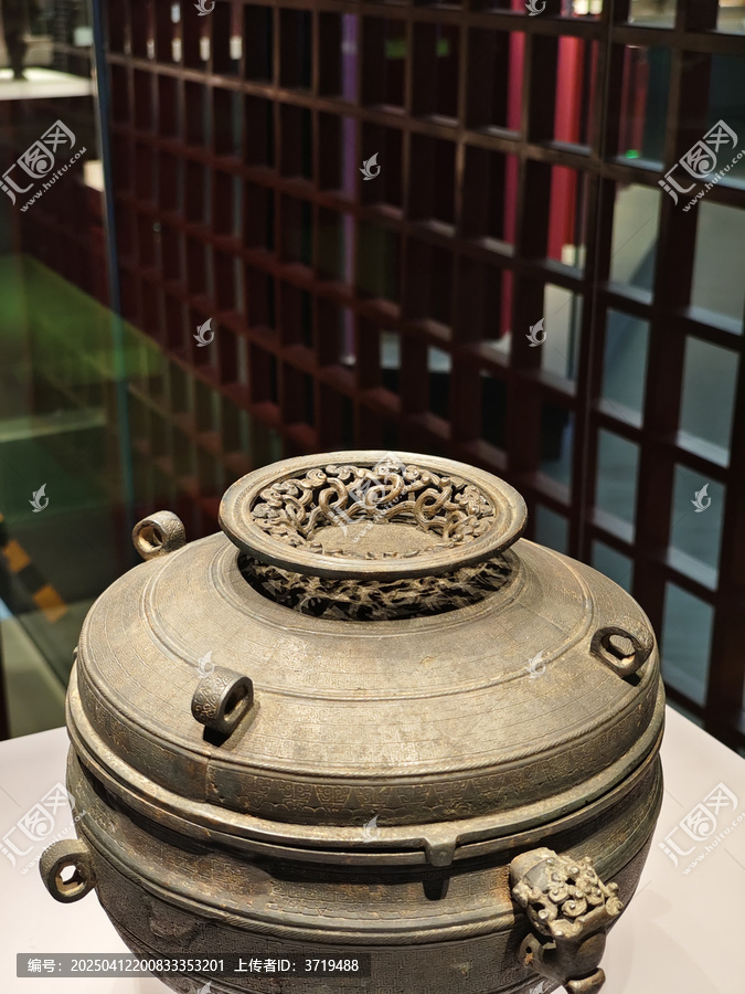 宜昌博物馆青铜器蟠龙纹握手铜盏特写