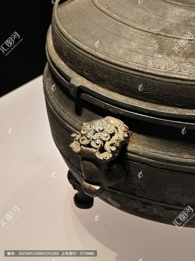 宜昌博物馆青铜器蟠龙纹握手铜盏特写